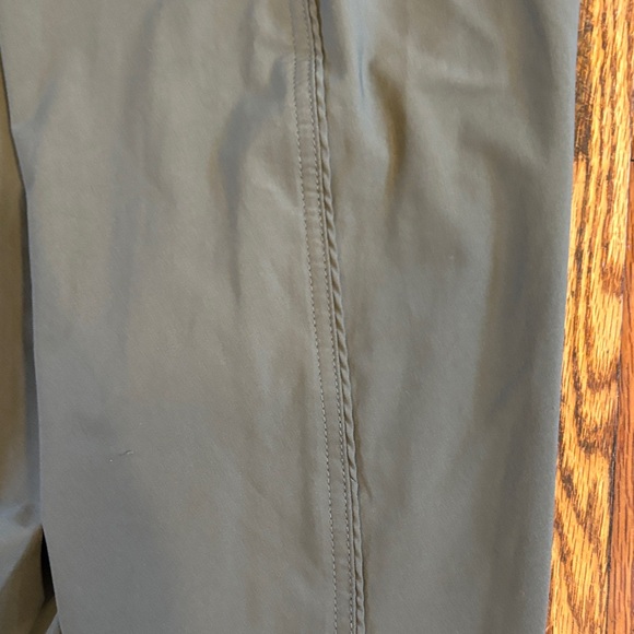 🎉NWOT! Vuori Olive Green Joggers with Drawstring - Picture 6 of 6